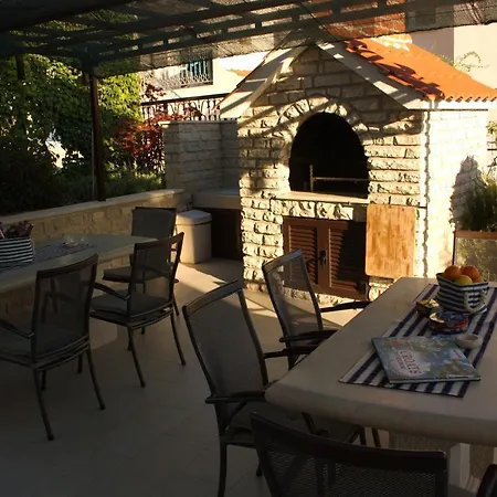 Seaside Family Friendly House With A Swimming Pool - 17358 特罗吉尔