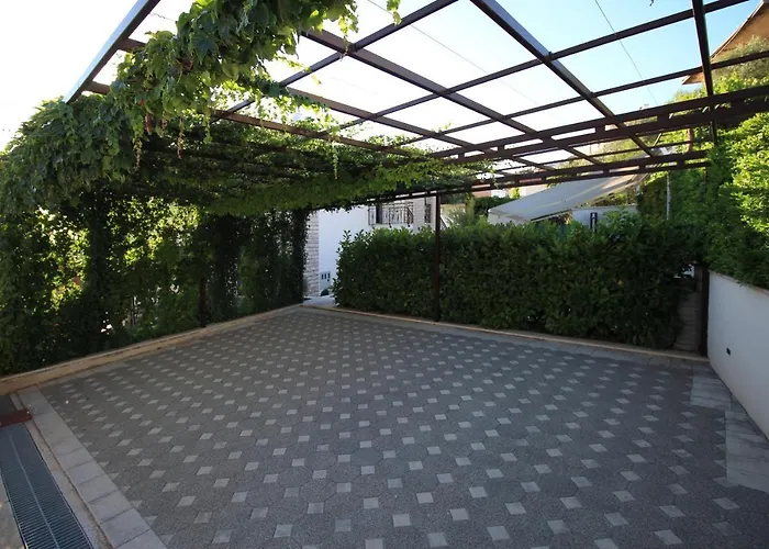 Будинок відпочинку Seaside Family Friendly House With A Swimming Pool - 17358 *