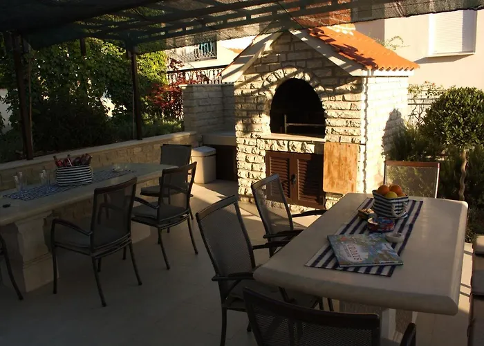Seaside Family Friendly House With A Swimming Pool - 17358 Трогір