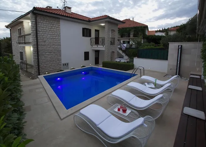 Seaside Family Friendly House With A Swimming Pool - 17358 Трогір