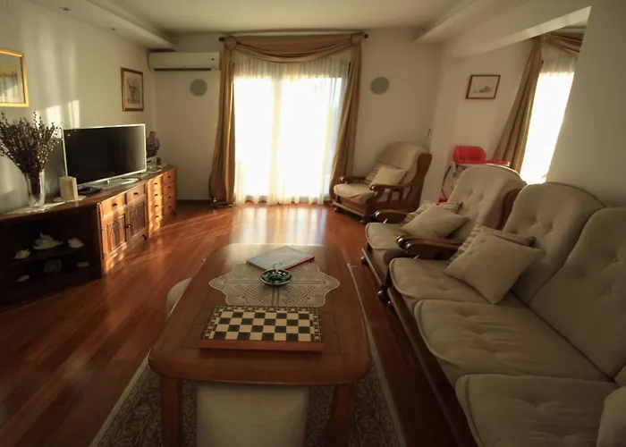 Seaside Family Friendly House With A Swimming Pool - 17358 Будинок відпочинку *