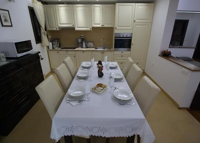 Seaside Family Friendly House With A Swimming Pool - 17358 * Трогір