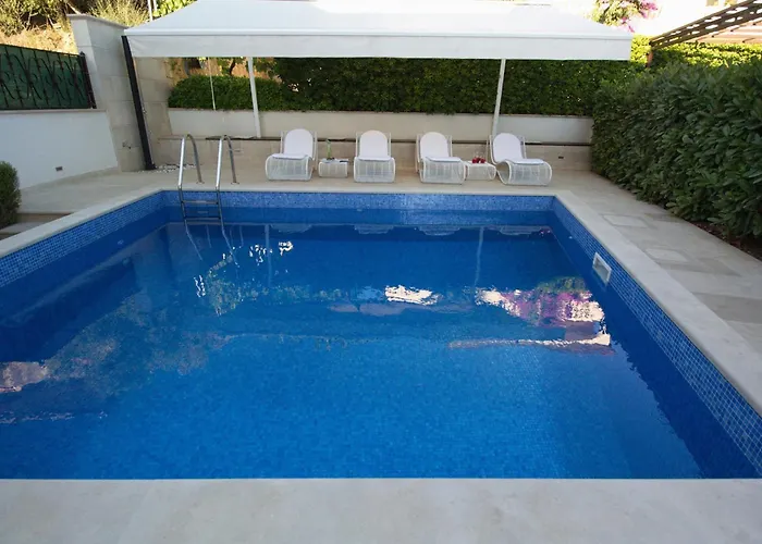 Будинок відпочинку Seaside Family Friendly House With A Swimming Pool - 17358 *