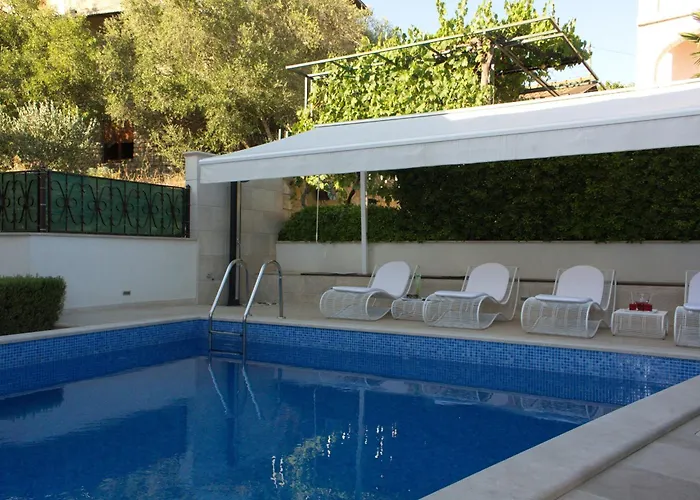 Seaside Family Friendly House With A Swimming Pool - 17358 *
