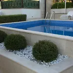 Seaside Family Friendly House With A Swimming Pool - 17358 펜션 *