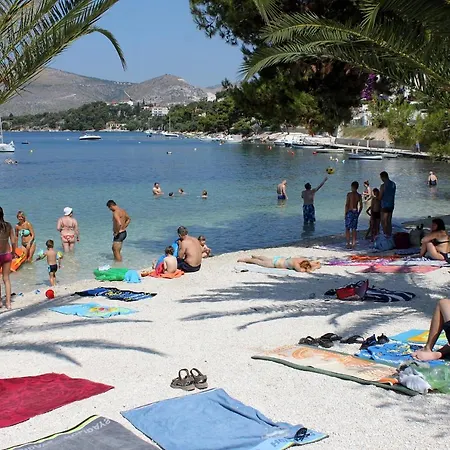 Hébergement de vacances Seaside Family Friendly House With A Swimming Pool - 17358