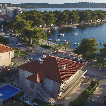 Seaside Family Friendly House With A Swimming Pool - 17358 * Trogir