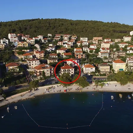 Seaside Family Friendly House With A Swimming Pool - 17358
