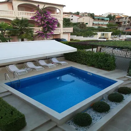 Seaside Family Friendly House With A Swimming Pool - 17358 *