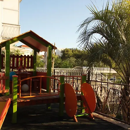 Сasa de vacaciones Seaside Family Friendly House With A Swimming Pool - 17358 *