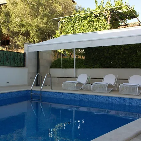 Seaside Family Friendly House With A Swimming Pool - 17358 *