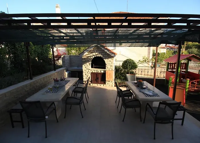 Seaside Family Friendly House With A Swimming Pool - 17358 Prázdninový dům Trogir