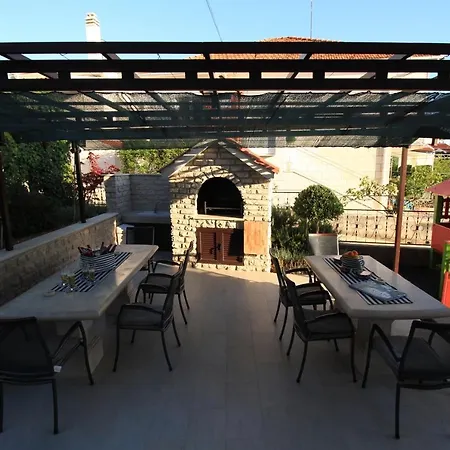 Seaside Family Friendly House With A Swimming Pool - 17358 Nyaraló Trogir