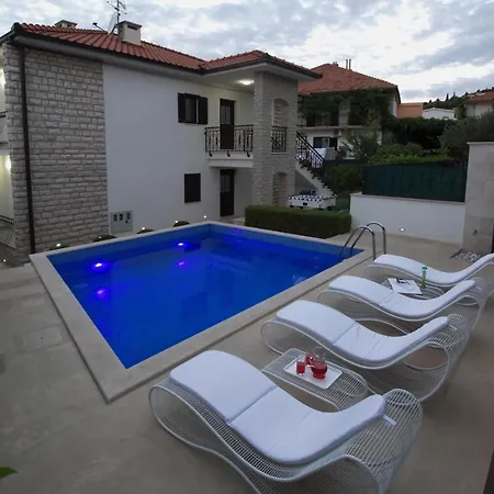 Seaside Family Friendly House With A Swimming Pool - 17358 Трогир