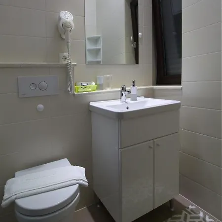 Seaside Family Friendly House With A Swimming Pool - 17358