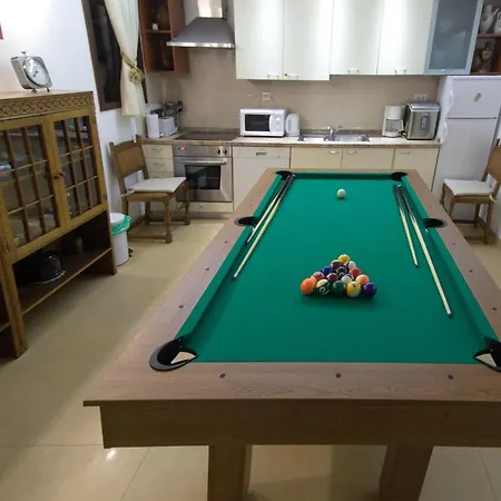 Дом отдыха Seaside Family Friendly House With A Swimming Pool - 17358 *