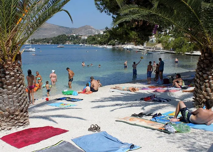 Hébergement de vacances Seaside Family Friendly House With A Swimming Pool - 17358