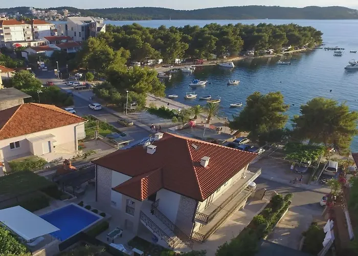 Seaside Family Friendly House With A Swimming Pool - 17358 * Trogir